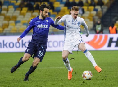 Kiev, Ukrayna - 15 Mart, 2018: Viktor Tsyhankov, Dinamo Kiev Milli Güvenlik Olympiyskiy Stadyumu'nda Uefa Avrupa Ligi maç sırasında Marko Parolo ile Ss Lazio topu mücadele