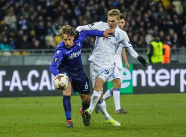 Kiev, Ukrayna - 15 Mart, 2018: Vitaliy Buialskiy, Dinamo Kiev Milli Güvenlik Olympiyskiy Stadyumu'nda Uefa Avrupa Ligi maç sırasında Ss Lazio ile Lucas Leiva topu mücadele