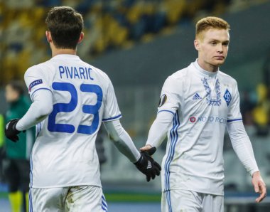 Kiev, Ukrayna - 15 Mart, 2018: Ss Lazio Milli Güvenlik Olympiyskiy Stadyumu'nda karşı maç Josip Pivaric ve Viktor Tsyhankov, Dinamo Kiev eylem sırasında Uefa Avrupa Ligi