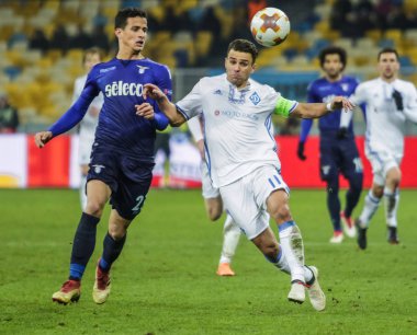 Kiev, Ukrayna - 15 Mart, 2018: Dinamo Kiev, Junior Moraes Milli Güvenlik Olympiyskiy Stadyumu'nda Uefa Avrupa Ligi maç sırasında Ss Lazio Luiz Felippe (Ramos) ile topu mücadele