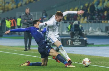 Kiev, Ukrayna - 15 Mart, 2018: Viktor Tsyhankov Dinamo Kiev ile mücadele topu Luiz Felippe (Ramos) ile Ss Lazio Milli Güvenlik Olympiyskiy Stadyumu'nda Uefa Avrupa Ligi maç sırasında