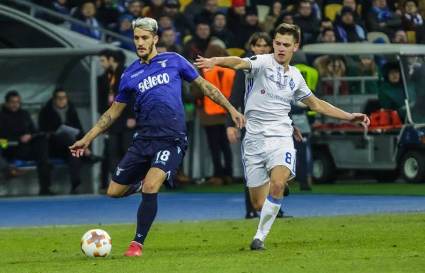 Kiev, Ukrayna - 15 Mart, 2018: Dinamo Kiev Volodymyr Shepelev Milli Güvenlik Olympiyskiy Stadyumu'nda Uefa Avrupa Ligi maç sırasında Ss Lazio ile Luis Alberto topu mücadele