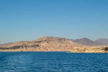 Dağlar ve deniz çölden görünümü
