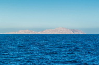 Dağlar ve deniz çölden görünümü