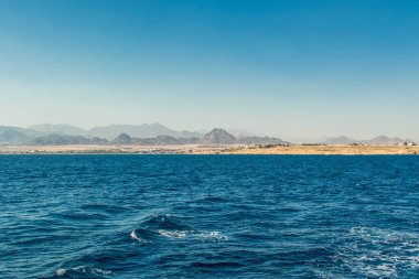 Dağlar ve deniz çölden görünümü