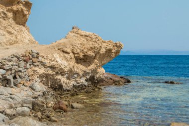 Dağlar ve deniz çölden görünümü