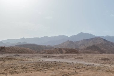 Dağ çöl ve mavi gökyüzü