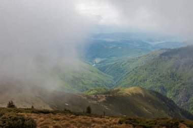 Dağ başında Pop Ivan bulutlar indi. Aşağı görüntülemek