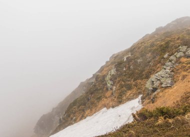 Dağ başında Pop Ivan bulutlar indi. Aşağı görüntülemek