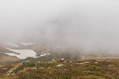 Dağ başında Pop Ivan bulutlar indi. Aşağı görüntülemek