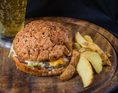 Burger patates ve bira 