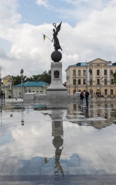 Kharkiv, Ukrayna - 2 Eylül, 2017: Bağımsızlık Anıtı meydan Anayasa üzerinde. Bayrak ve haçlar