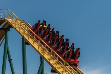 Kharkiv, Ukrayna - 2 Eylül, 2017: Lunapark trenine eğleniyor insanlar