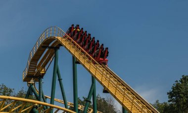 Kharkiv, Ukrayna - 2 Eylül, 2017: Lunapark trenine eğleniyor insanlar