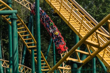 Kharkiv, Ukrayna - 2 Eylül, 2017: Lunapark trenine eğleniyor insanlar