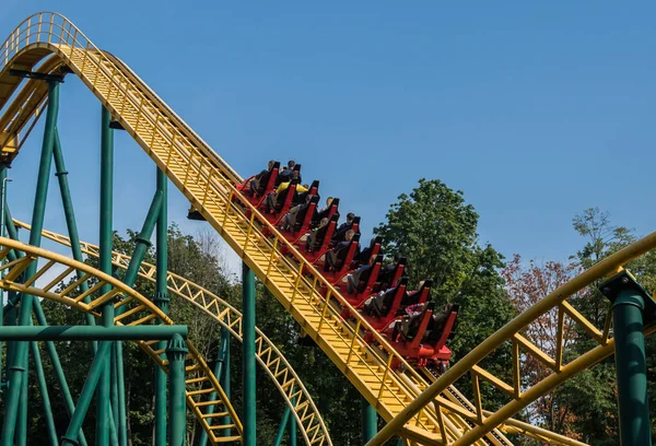 Kharkiv, Ukrayna - 2 Eylül, 2017: Lunapark trenine eğleniyor insanlar