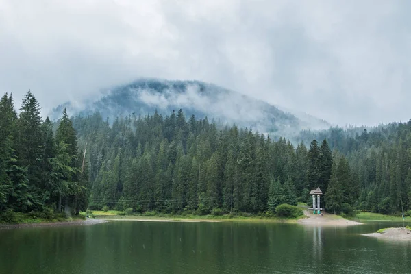 Synevyr Gölü'nün panoramik görünüm
