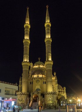 Eski çarşı cami - Sharm El Sheik - el Sahabe Camii gece görünümü.