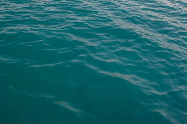 Oppervlak Van Water Met Golven Achtergrond Textuur Helder Blauw Water — Stockfoto