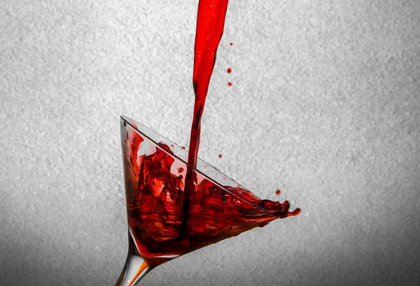 Bebida Roja Verter Vaso Martini — Foto de Stock