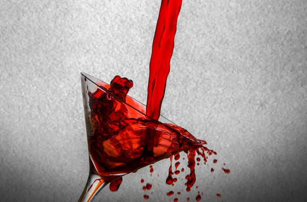 Martini cam, kırmızı içecek dökün
