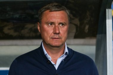 Dnipro, Ukrayna - 09 Mayıs, 2018: Direktör Fc Dinamo Kiev - Alexander Khatskevich eylem sırasında Ukraynalı Dnipro-Arena Stadı nda Fc Shakhtar Kupası finalde maç sırasında