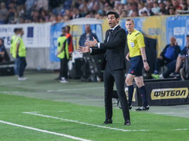 Dnipro, Ukrayna - 09 Mayıs, 2018: Direktör Fc Shakhtar - Paolo Fonseca eylem sırasında Ukraynalı Dnipro-Arena Stadı nda Fc Shakhtar Kupası finalde maç sırasında