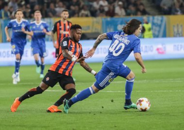 Dnipro, Ukrayna - 09 Mayıs, 2018: Mykola Shaparenko Dinamo Kiev, Ukrayna Kupası Finali Dnipro-Arena Stadı nda maç sırasında Fc Shakhtar Fred ile topa mücadele