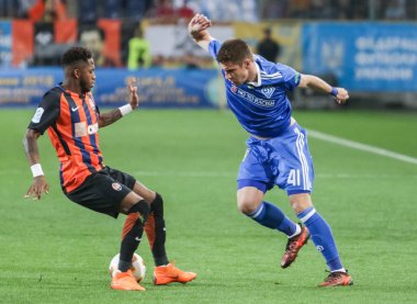 Dnipro, Ukrayna - 09 Mayıs, 2018: Artem Biesedin Dinamo Kiev, Ukrayna Kupası Finali Dnipro-Arena Stadı nda maç sırasında Fc Shakhtar Fred ile topa mücadele