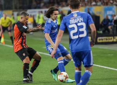 Dnipro, Ukrayna - 09 Mayıs, 2018: Mykola Shaparenko Dinamo Kiev, Ukrayna Kupası Finali Dnipro-Arena Stadı nda maç sırasında Marlos Fc Shakhtar ile topu mücadele