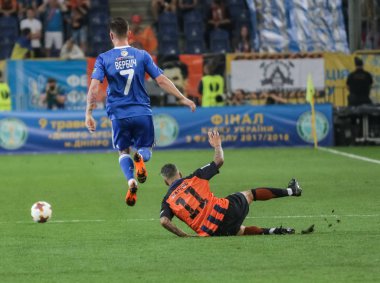 Dnipro, Ukrayna - 09 Mayıs, 2018: Dinamo Kiev Ukrayna Kupası Finali Dnipro-Arena Stadı nda maç sırasında Fc Shakhtar Marlos ile mücadelede topu Benjamin Verbic