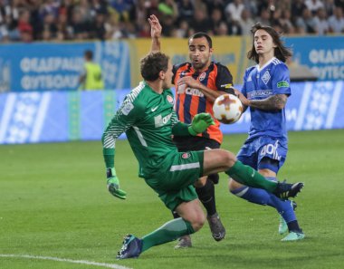 Dnipro, Ukrayna - 09 Mayıs, 2018: Dinamo Kiev Mykola Shaparenko topu Andriy Pyatov ve mücadele Ismaily Fc Shakhtar ile Ukrayna Kupası Finali Dnipro-Arena Stadı nda maç sırasında