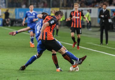 Dnipro, Ukrayna - 09 Mayıs, 2018: Artem Biesedin Dinamo Kiev, Ukrayna Kupası Finali Dnipro-Arena Stadı nda maç sırasında Fc Shakhtar ile Serhiy Kryvtcov topu mücadele