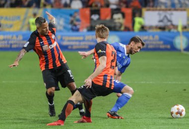Dnipro, Ukrayna - 09 Mayıs, 2018: Josip Pivaric Dinamo Kiev, Ukrayna Kupası Finali Dnipro-Arena Stadı nda maç sırasında topu Marlos ve Fc Shakhtar Bohdan Butko ile mücadele