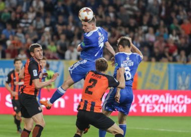 Dnipro, Ukrayna - 09 Mayıs, 2018: Benjamin Verbic Dinamo Kiev tekme Ukraynalı Dnipro-Arena Stadı nda Fc Shakhtar Kupası finalde maç sırasında top 