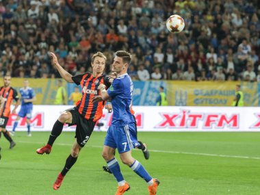 Dnipro, Ukrayna - 09 Mayıs, 2018: Dinamo Kiev maçında topu Benjamin Verbic Fc Shakhtar Ukrayna Kupası Finali Dnipro-Arena Stadı nda maç sırasında Bohdan Butko ile 
