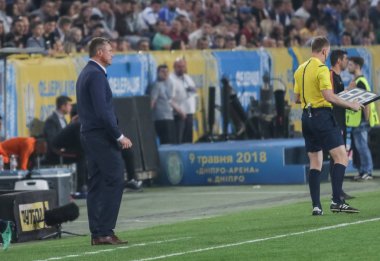 Dnipro, Ukrayna - 09 Mayıs, 2018: Direktör Fc Dinamo Kiev - Alexander Khatskevich eylem sırasında Ukraynalı Dnipro-Arena Stadı nda Fc Shakhtar Kupası finalde maç sırasında
