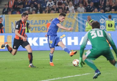 Dnipro, Ukrayna - 09 Mayıs, 2018: Benjamin Verbic Dinamo Kiev tekme Ukraynalı Dnipro-Arena Stadı nda Fc Shakhtar Kupası finalde maç sırasında top 