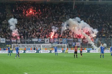 Dnipro, Ukrayna - 09 Mayıs, 2018: Fc Dinamo yaktı sis bombası ve yangın Ukrayna Kupası Finali Dnipro-Arena Stadı nda maç sırasında etkin hayranları