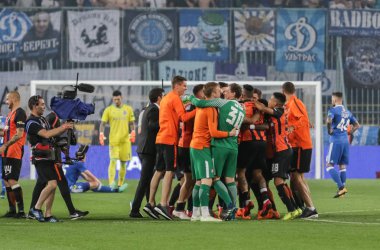 Dnipro, Ukrayna - 09 Mayıs, 2018: Fc Shakhtar oyuncular kutlamak zafer Ukrayna Kupası Finali Dnipro-Arena Stadı nda