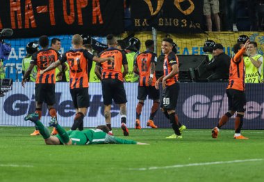 Dnipro, Ukrayna - 09 Mayıs, 2018: Fc Shakhtar oyuncular kutlamak zafer Ukrayna Kupası Finali Dnipro-Arena Stadı nda