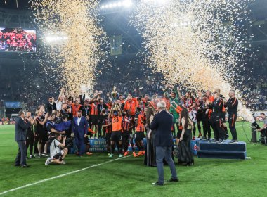 Dnipro, Ukrayna - 09 Mayıs, 2018: Fc Shakhtar oyuncular kutlamak zafer Ukrayna Kupası Finali Dnipro-Arena Stadı nda