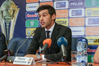 Dnipro, Ukrayna - 09 Mayıs, 2018: Fc Shakhtar - Paolo Fonseca, teknik direktör Ukraynalı Dnipro-Arena Stadı nda Fc Dinamo Kupası finalde maçtan sonra gazetecilerin sorularını cevaplar