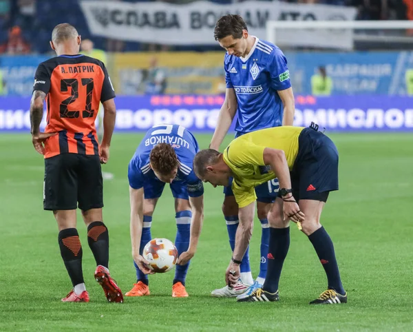 Dnipro, Ukrayna - 09 Mayıs, 2018: Denis Garmash ve Viktor Tsyhankov Ukrayna Kupası Finali Dnipro-Arena Stadı nda maç sırasında serbest vuruş almaya hazırlıyoruz