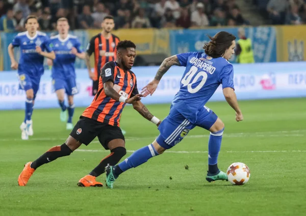 Dnipro, Ukrayna - 09 Mayıs, 2018: Mykola Shaparenko Dinamo Kiev, Ukrayna Kupası Finali Dnipro-Arena Stadı nda maç sırasında Fc Shakhtar Fred ile topa mücadele