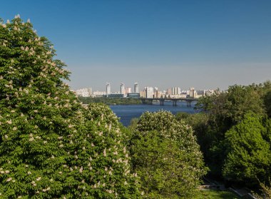 Ukrayna - Kiev başkenti sol tarafında güzel manzara. Dnipro Nehri üzerinde göster