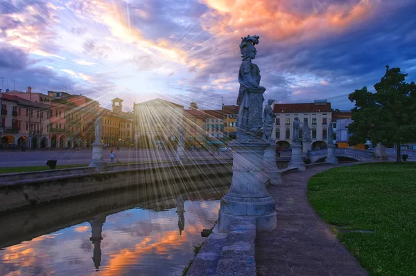 Kanál Prato della Valle náměstí při západu slunce, Padova, Itálie — Stock fotografie