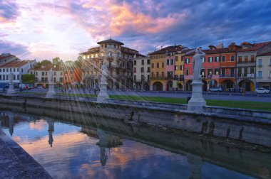 Kanalı'nın Prato della Valle batımında, Padua, İtalya kare