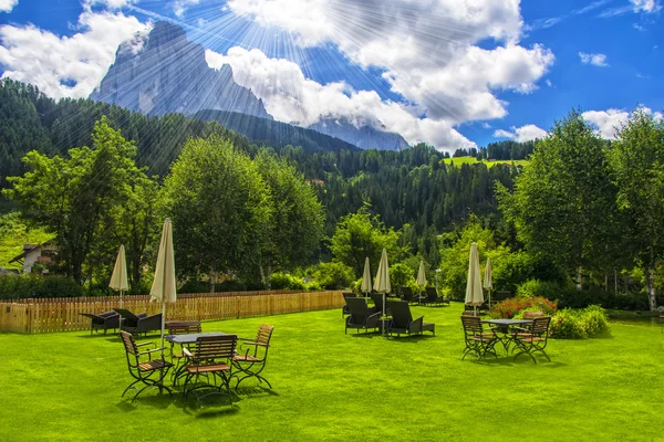 Malerischer Blick auf Straßencafé im Alpendorf — Stockfoto