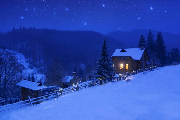 冬季景观与繁星点点的天空和山房子 — 图库照片